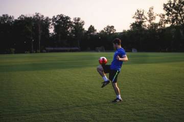 苏格兰的安迪·罗伯逊找到了一种破解FIFA新掷界外球倒计时的技巧（配图示意）